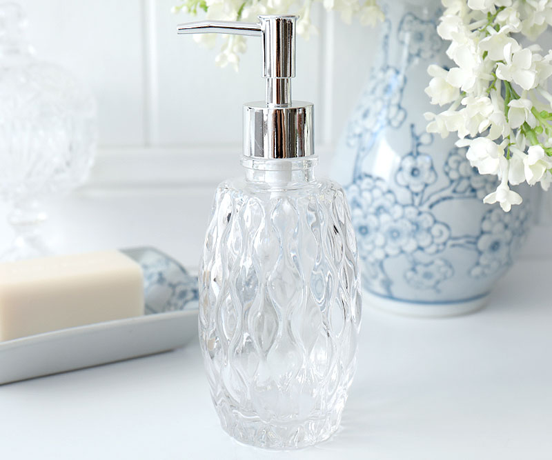 Beautiful bathroom accessories available online