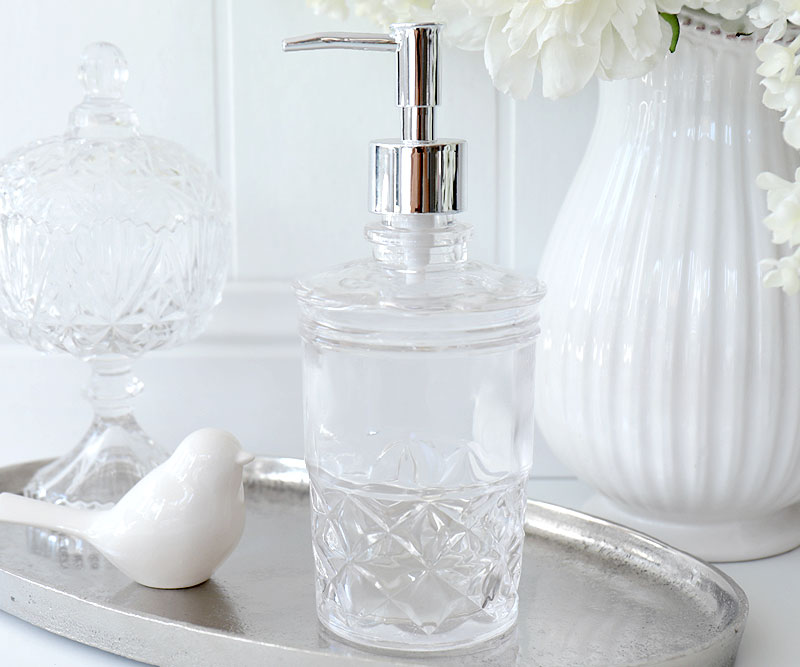Beautiful bathroom accessories available online