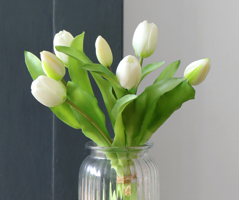 Bunch of 7 White Tulips