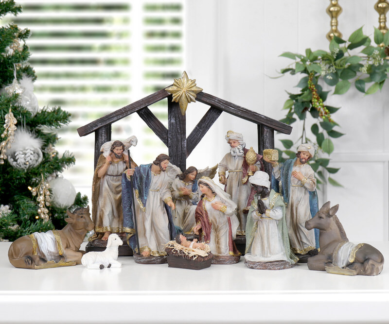 Hosanna Traditional Nativity Set + Stable