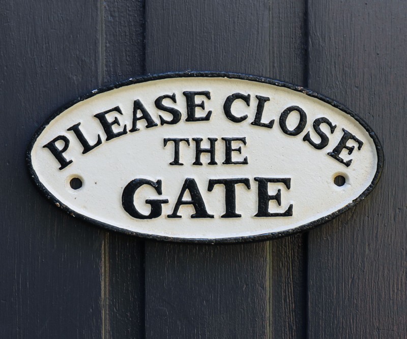 Please Close The Gate Cast Iron Sign - White