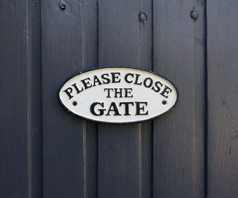 Please Close The Gate Cast Iron Sign - White