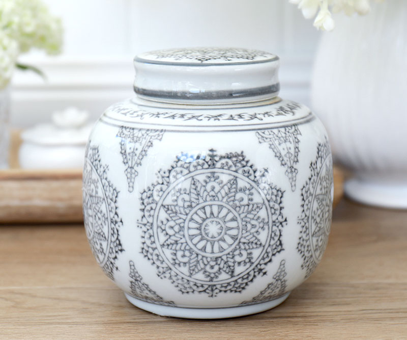 Novara Grey & White Ginger Jar Short