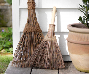 Ivy Lane Mini Traditional Straw Broom