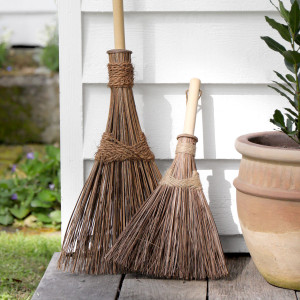 Ivy Lane Mini Traditional Straw Broom