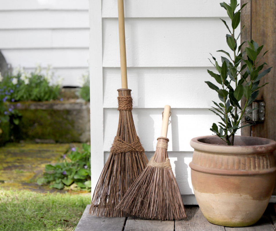 Ivy Lane Mini Traditional Straw Broom