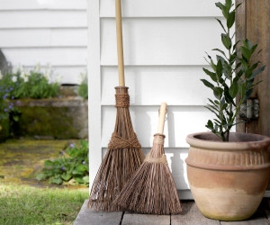 Ivy Lane Mini Traditional Straw Broom