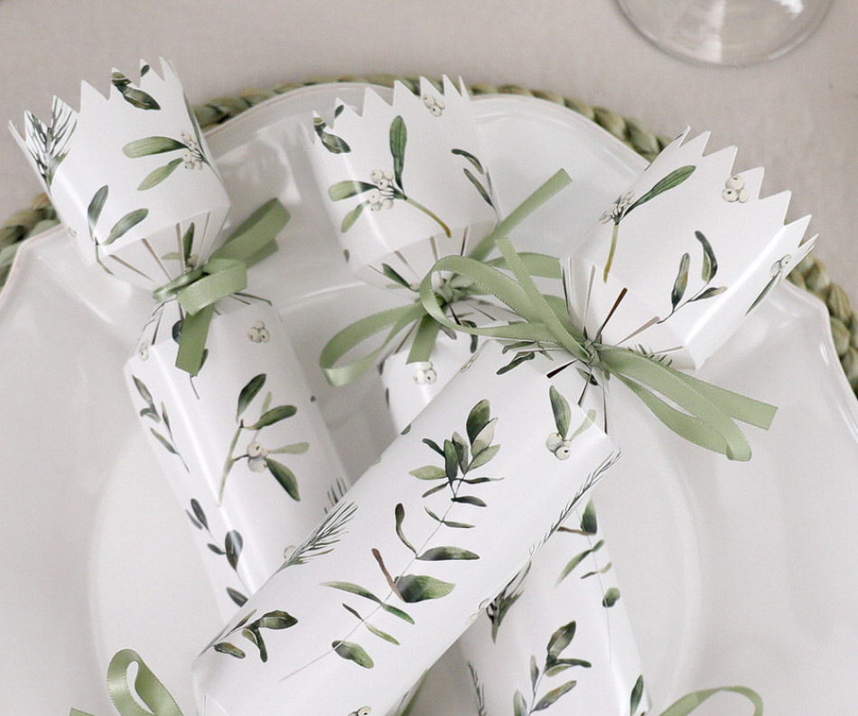 Set 8 Evergreen Christmas Crackers