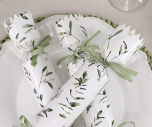 Set 8 Evergreen Christmas Crackers