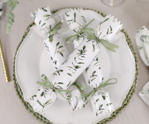 Set 8 Evergreen Christmas Crackers
