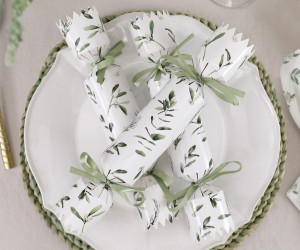 Set 8 Evergreen Christmas Crackers