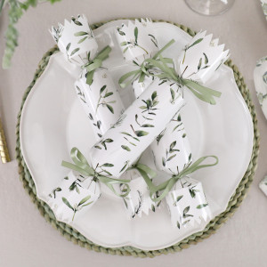 Set 8 Evergreen Christmas Crackers