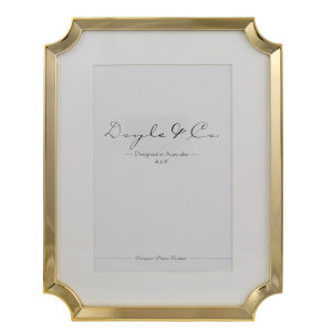 Carrington Gold Photo Frame 4x6", designed to display a favourite photograph or small artwork