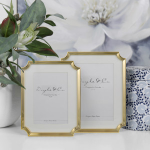 Carrington Gold Photo Frame 4x6", a display frame for a photograph or print