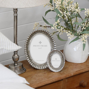 Highgrove Oval Fan Photo Frame Large, a decorative picture frame suited to shelf, tabletop or wall presentation