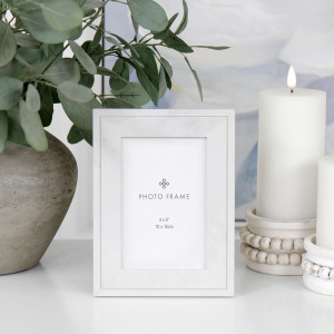 Carrara White Photo Frame 4x6", designed to display a favourite photograph or small artwork