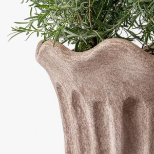 Close-up of the medium Tivoli plant pot’s scalloped rim and textured sand finish