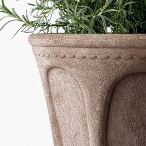 Close-up of the Varenna plant pot’s rounded rim, scalloped band and raised arch design