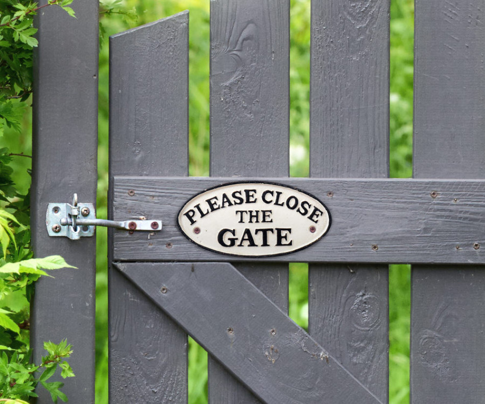 Please Close The Gate Cast Iron Sign - White