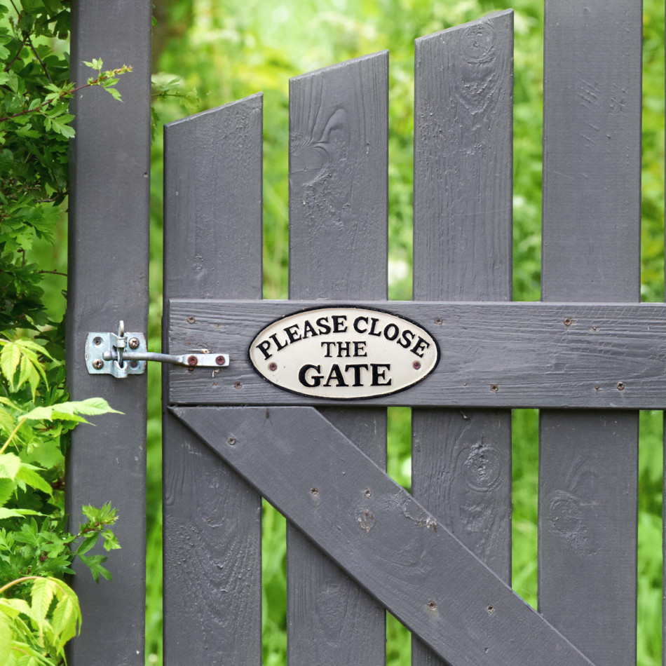 Please Close The Gate Cast Iron Sign - White, designed to add a clear message or identifying detail to a space