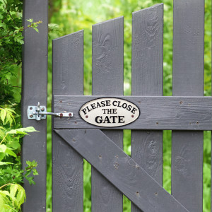 Please Close The Gate Cast Iron Sign - White, designed to add a clear message or identifying detail to a space
