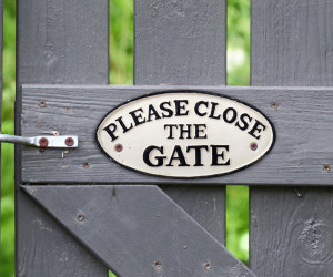 Please Close The Gate Cast Iron Sign - White