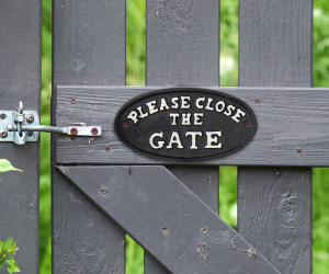 Black Please Close the Gate Cast Iron Sign