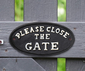 Black Please Close the Gate Cast Iron Sign