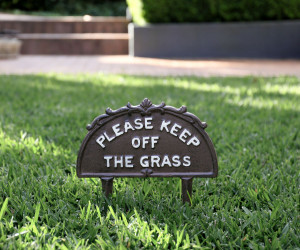 Keep Off the Grass Lawn Sign - Cast Iron