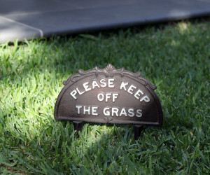 Keep Off the Grass Lawn Sign - Cast Iron